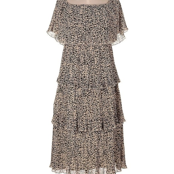 Layered Dress 🤩 Off-the-shoulder tiered black and white. Entro size Medium. - Picture 1 of 5